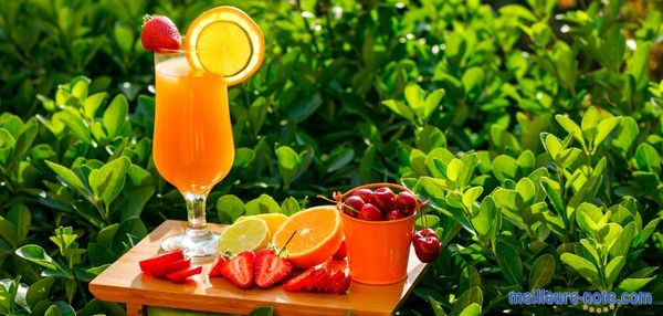 Une verre de jus de fruit 