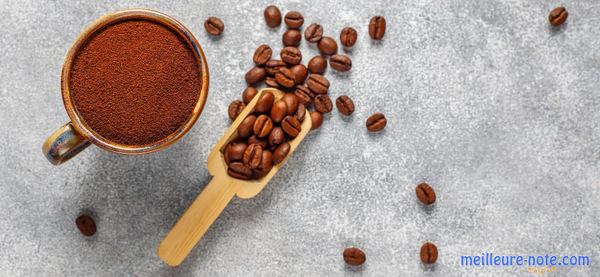 une tasse et des grains de café