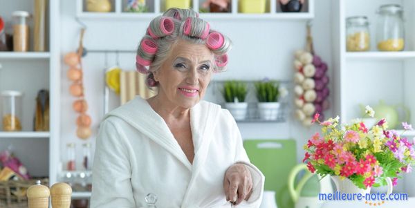 Une jolie grand-mère qui porte des bigoudis