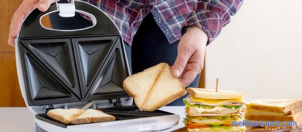 Un homme qui utilise l'appareil à croque-monsieur