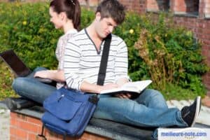 un homme et une femme travaillent