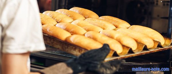 Un homme qui port des hot-dog