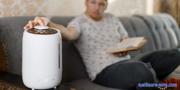 Un homme qui règle la purificateur d'air