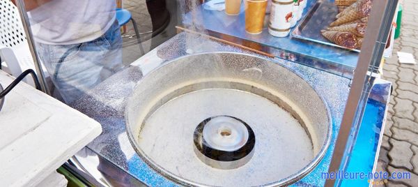 Une machine à barbe à papa de couleur bleu