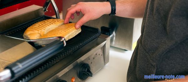 Un homme qui prend un hot-dog