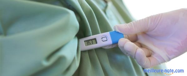Un patient qui vérifie sa température 
