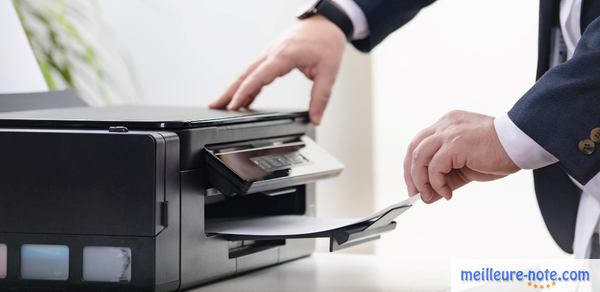 un homme travaille avec une fax