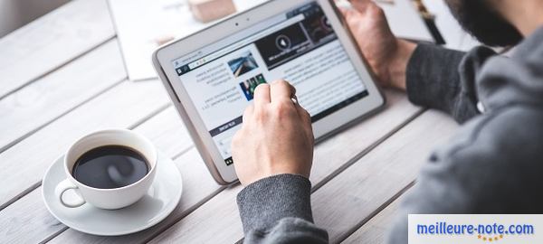 Un monsieur qui se connecte avec une tablette