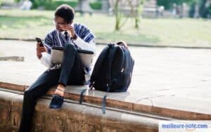 un homme téléphone près de son cartable