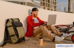 un homme travaille avec son laptop