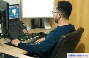 un homme travaille dans son bureau