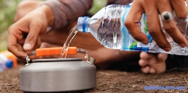 un homme verse de l'eau dans une bouilloire
