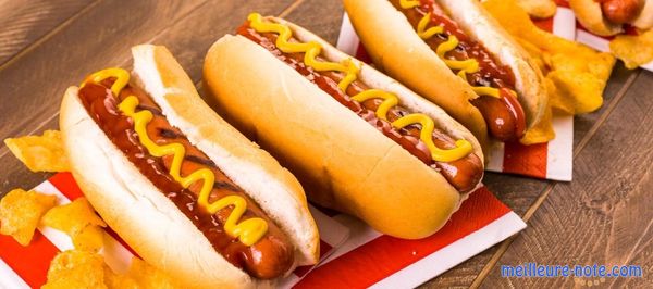 Des hot-dog sur la table