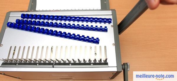 un relieuse sur une table