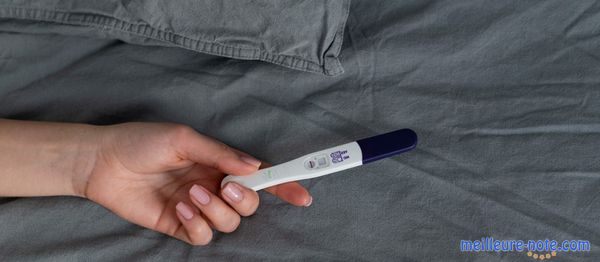 Un test de grossesse sur un lit
