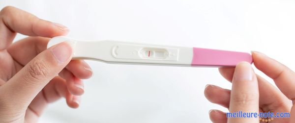 Un test de grossesse blanc et rose
