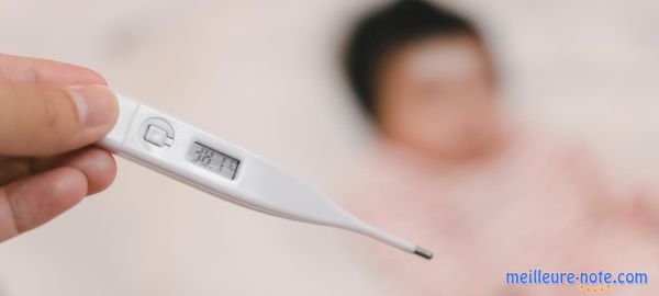 Un thermomètre digital et un petit bébé