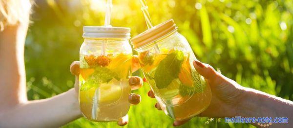 Deux personnes qui tient du jus de fruit