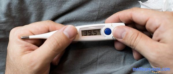 Un thermomètre digital dans une main