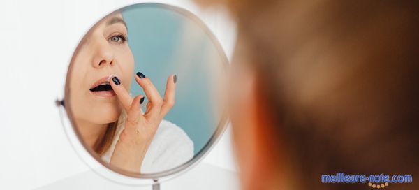 Une femme qui met une baume à lèvre 