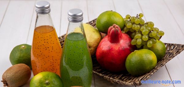 Deux bouteilles de jus de fruits