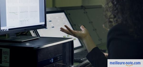 une femme dans un bureau