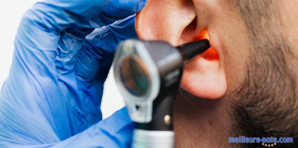 Un otoscope en mode d'utilisation