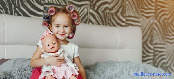 Une petite fille qui porte des bigoudis