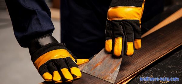 Une paire de gants de travail jaune et noir
