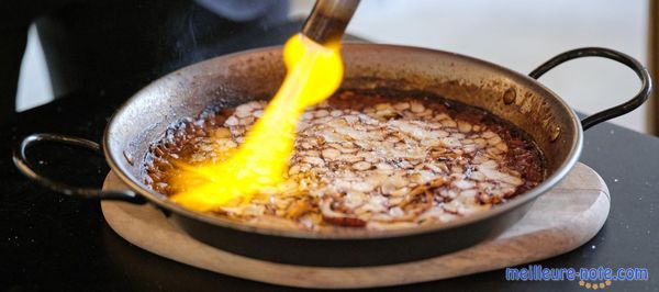 Une poêle à paella sur la table