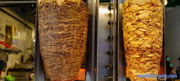 Des poulets grillé sur une rôtissoire verticale