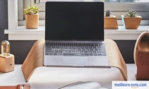 un support d'ordinateur portable en bois