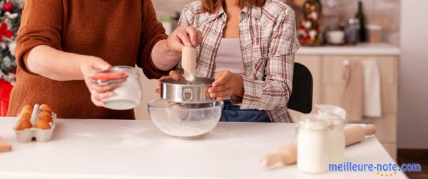 Deux femmes qui utilise une passoire