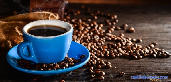 une tasse du café noir