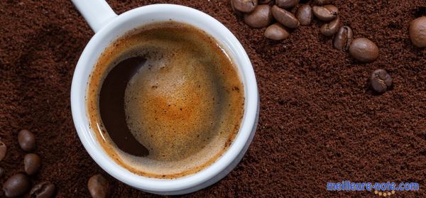 une tasse de café moulu