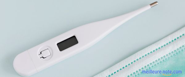 Un thermomètre digital accompagné d'une cache bouche 
