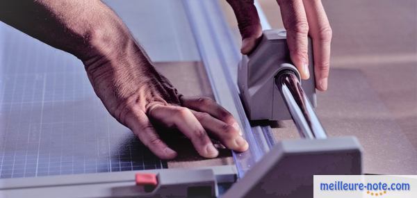 un homme fait un étude de reliure