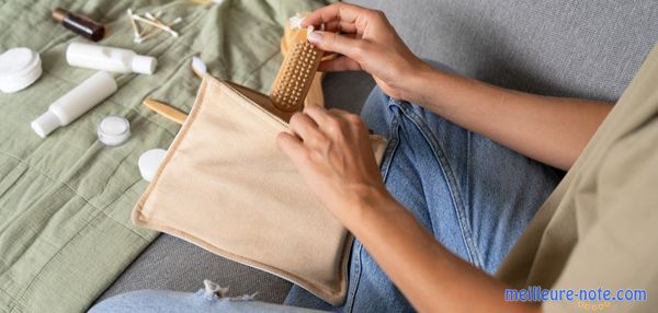 Une femme en jean avec une trousse de maquillage