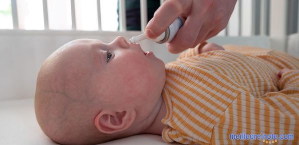 Un bébé qui attend bien la nettoyage