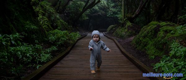 Un bébé qui apprend a marcher seul