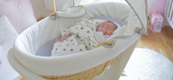un bébé qui dort dans un couffin