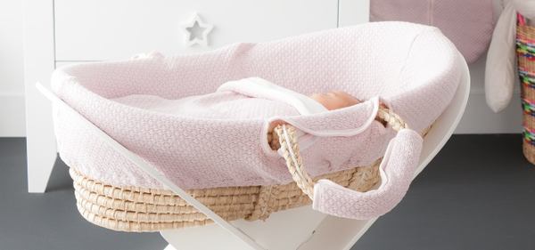 un bébé qui dort profondément dans un couffin