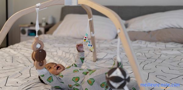 Un mignon bébé et un tapis d'éveil