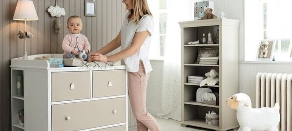 une maman et son bébé sur la commode