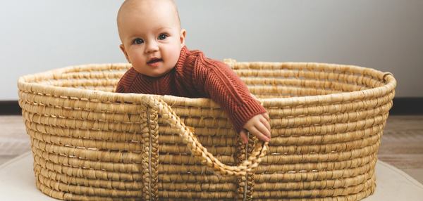 un bebe dans un grand couffin
