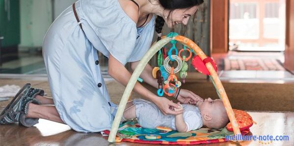 Une maman et son bébé qui jouant ensemble
