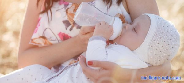 Un bébé qui boit du lait 