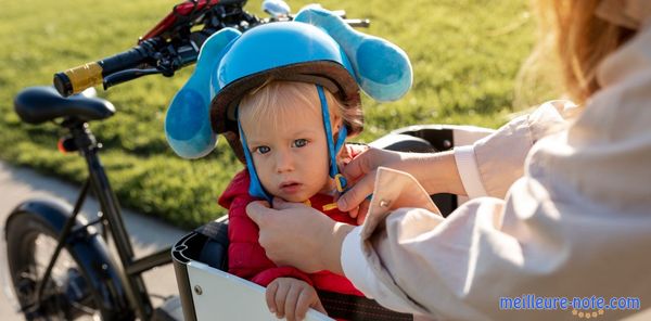 Un petit garçon qui port un casque anti-chute 