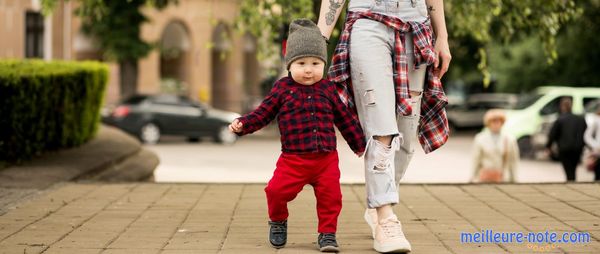 Un bébé et sa maman qui marche ensemble