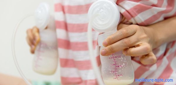 Une maman qui utilise un double tire-lait